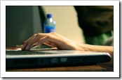 Escribiendo por internet.