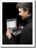 Hombre atento al movil celular y la pantalla