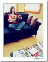 Leyendo una revista.