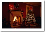 Arbol de Navidad, fuego, y regalos