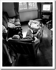 Hombre tirado en el sofá viendo la tele sin hacer nada...