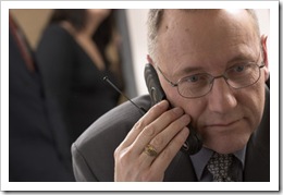 Hombre al teléfono...