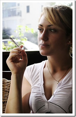 Ella fuma, ahora se ve bonita, ¿pero mañana?