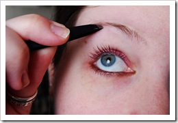 Depilar cejas con pinzas