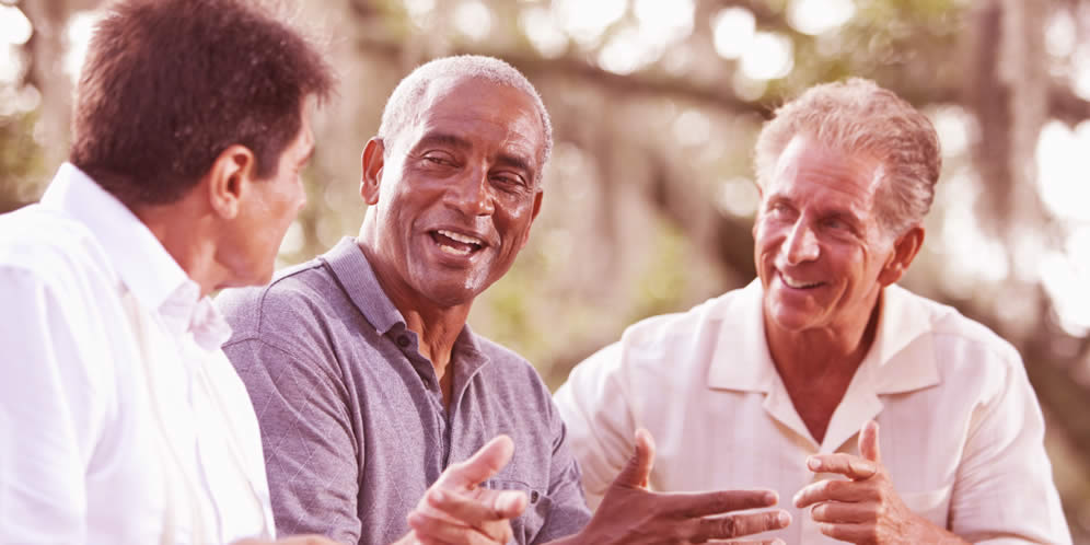 ¿De qué hablan los hombres en grupo?