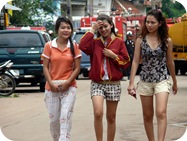 Tres adolescentes en la calle.