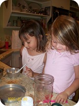 Dos ni&ntilde;as cocinando