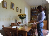 Poniendo la mesa, haciendo la comida, limpiando...