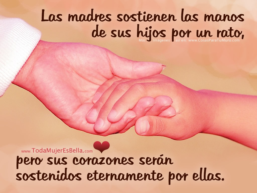 Las madres sostienen las manos de sus hijos